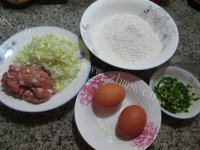 香喷喷辣味包心菜肉末煎饼做法图解1)