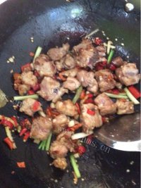 喷香的土豆焖鸡块做法图解3)