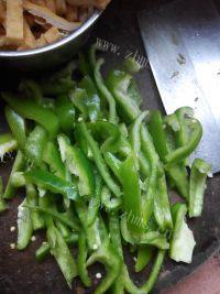 家常菜豆腐干炒青椒做法图解2)