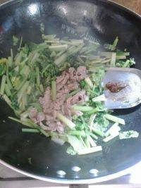 家常菜芹菜炒牛肉