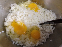 自制米饭鸡蛋饼做法图解2)