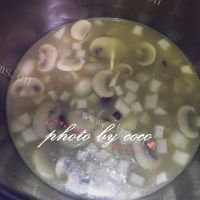 美味的鸡蓉蘑菇粟米忌廉汤做法图解7)