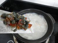 「念念不忘」皮蛋瘦肉粥做法图解8)
