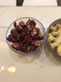 诱人的姜枣茶做法图解2)