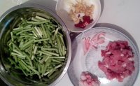 诱人的蒜苔炒肉做法图解1)