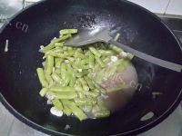 家常的豆角炒肉丝做法图解12)
