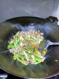 唇齿留香的芹菜炒肉做法图解8)