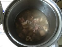 美味的莲藕排骨汤做法图解5)