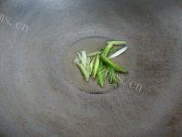 家常菜豆腐干炒青椒做法图解4)