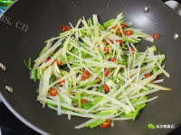 家常菜芹菜土豆丝做法图解4)