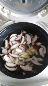 美味早餐香菇鸡肉粥做法图解2)