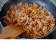 口感极佳的韩式泡菜五花肉做法图解5)