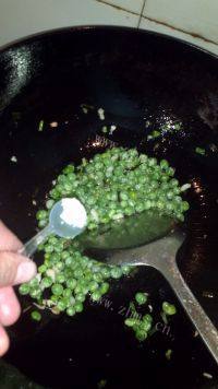 美味的香菇炒豌豆做法图解11)