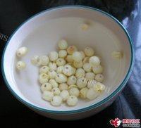 莲子桂圆银耳羹做法图解2)