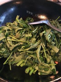 色香味浓的清炒空心菜做法图解5)