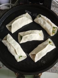 色香味浓的韭菜鸡蛋锅贴做法图解7)
