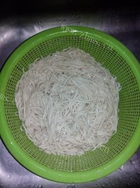 美味的豆芽炒面做法图解4)