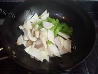 色味俱佳的杏鲍菇炒红肠做法图解5)