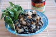 美味的蒜蓉豆豉酱炒田螺肉做法图解1)