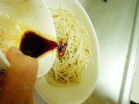 家常菜炝拌金针菇做法图解7)