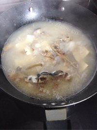 热腾腾的鱼头豆腐汤做法图解9)