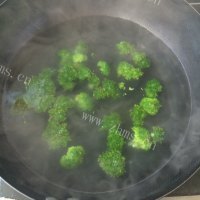 家常菜木耳炒西兰花做法图解6)