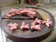 口感极佳的茄汁里脊肉做法图解2)