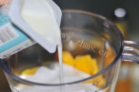 自制芒果酸奶奶昔做法图解4)