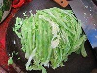 家常菜番茄炒卷心菜做法图解1)