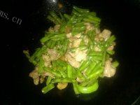 在家做的四季豆炒肉做法图解6)