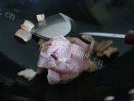 热腾腾的土豆烧肉做法图解2)