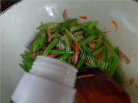 家常菜肉丝炒芹菜做法图解12)