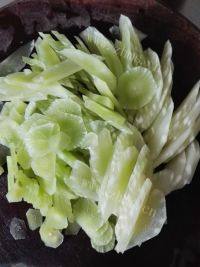 家常菜腊肉炒莴笋做法图解1)