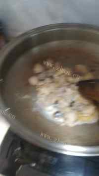 广式味道冬菇鸡肉煲仔饭做法图解8)