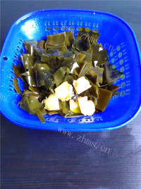 妈妈最爱的海带排骨汤做法图解4)