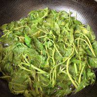 美味的香椿芽鸡蛋饼做法图解3)
