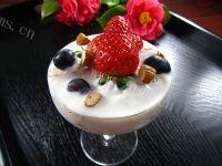 秀色可餐的酸奶水果杯