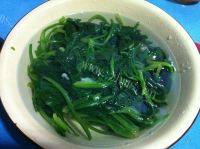 味道不错的果仁菠菜做法图解5)