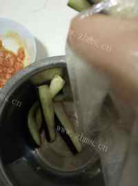香飘十里的豆角炒茄子做法图解2)