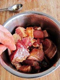 自制米粉蒸肉做法图解5)