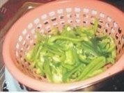 家常菜青椒炒腊味做法图解2)