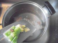 美味的酸菜排骨汤做法图解4)