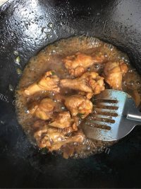美味的红烧鸡翅根做法图解10)