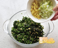 美味的荠菜馄饨做法图解3)