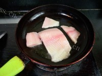 热腾腾的香煎鲷鱼做法图解3)