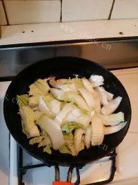 家常菜白菜炖粉条做法图解7)