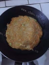 色泽鲜亮的南瓜鸡蛋煎饼做法图解4)
