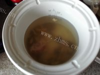 美味的墨鱼瘦肉汤做法图解2)