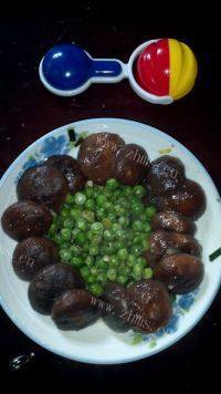 美味的香菇炒豌豆做法图解15)