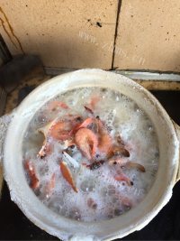 美味的海鲜砂锅粥做法图解4)